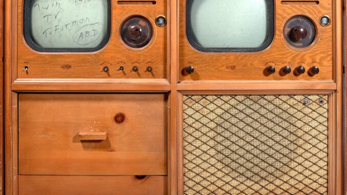 The DuMont Duoscopic TV Set: Two Shows, One Screen The DuMont Duoscopic TV Set: Two Shows, One Screen