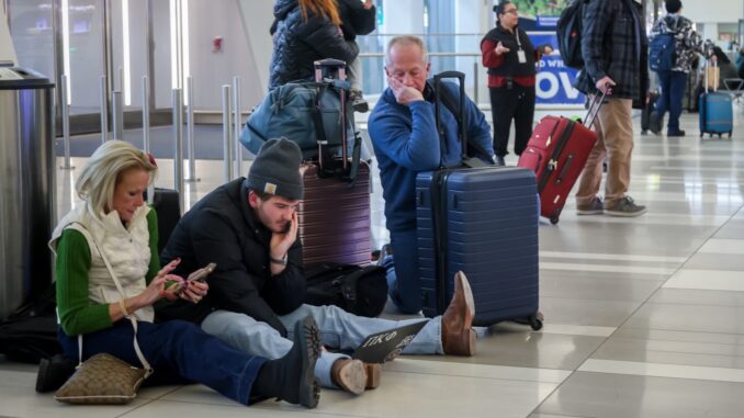 Airlines cancel more than 1,500 flights for winter storm